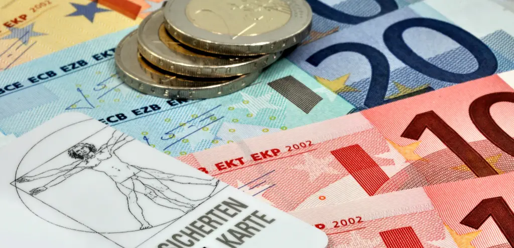 Krankenkassen karte und Geld. Betragserhöhung 2025