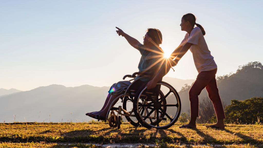 Pflegekraft als Bezugsperson mit Pflegebedürftigem im Gespräch – Vertrauen und Sicherheit durch Bezugspflege