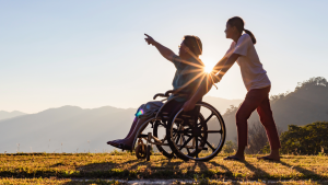 Pflegekraft als Bezugsperson mit Pflegebedürftigem im Gespräch – Vertrauen und Sicherheit durch Bezugspflege